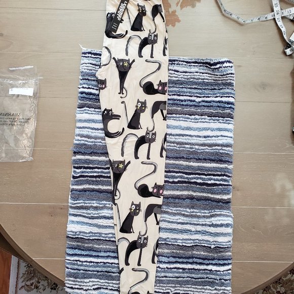 Cuddly With Cats Leggings - Picture 2 of 8